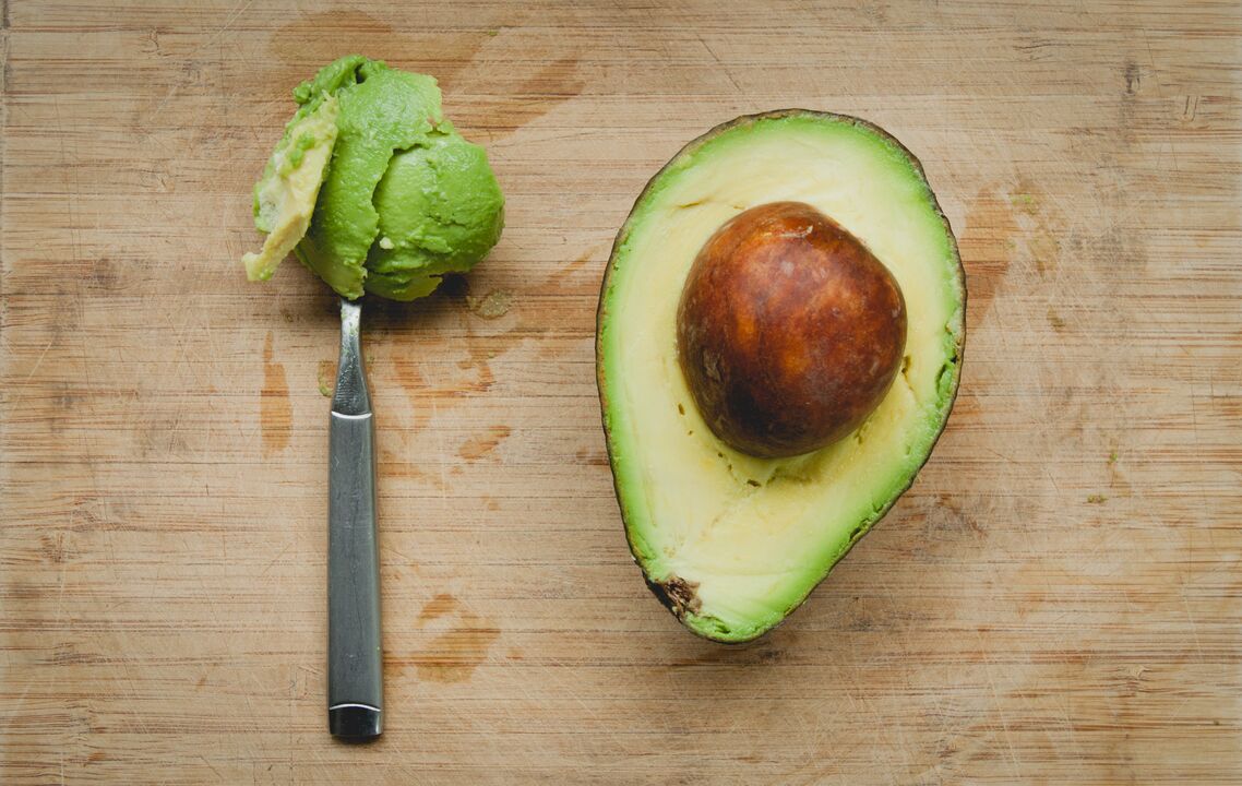 Avokado ingår i keto-dietens meny på grund av deras höga innehåll av vegetabiliskt fett och protein. 