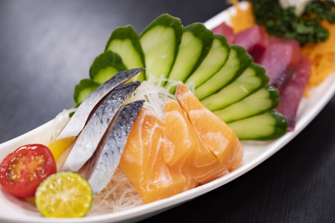 Fisk och grönsaker är hälsosamma delar av en lågkolhydrat Keto-diet