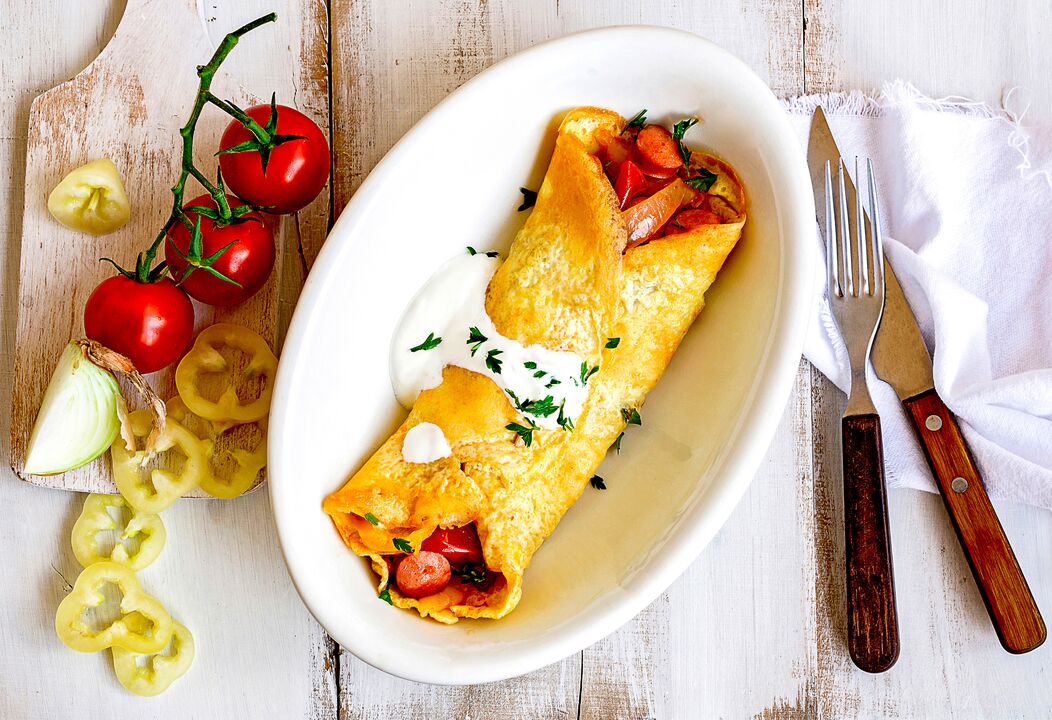 Till frukost har de som går ner i vikt på en ketodiet en omelett med ost, grönsaker och skinka