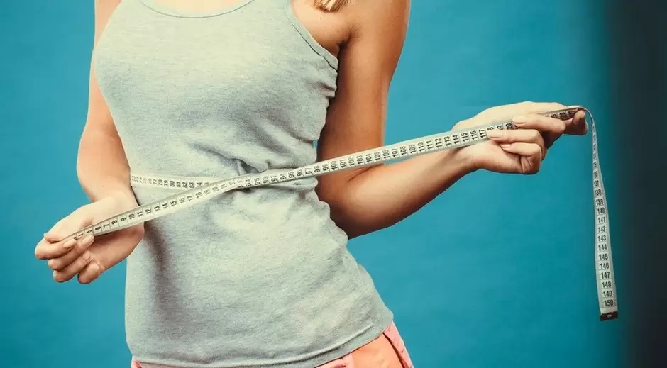 Slank tjej fixar resultatet av att gå ner i vikt på en vecka