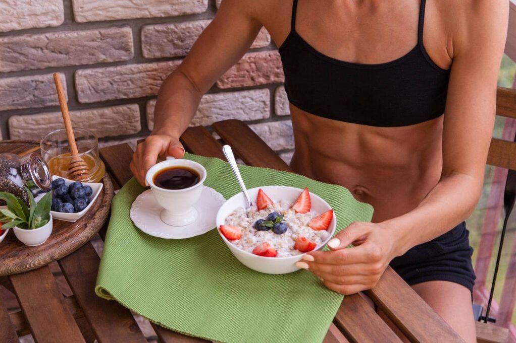 Hälsosam frukost med kalorikontroll för viktminskning